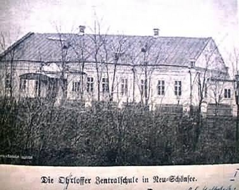 Ohrloffer Zentralschule in Neuschönsee.jpg